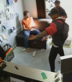 [Vídeo] Assaltantes dão uma 'geral' em loja de celular de Inhapi, Alto Sertão de AL
