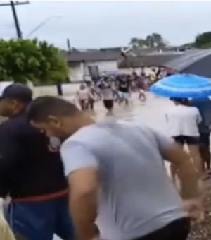 Riachos transbordam e água invade residências do Sertão de Alagoas
