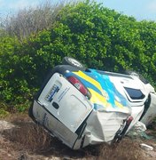 [Vídeo] Ambulância da Prefeitura de Maceió capota na AL-101 Sul e deixa dois feridos