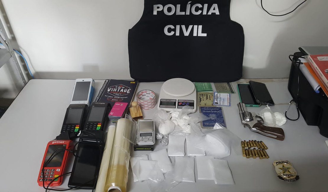 [Vídeo] Operação da polícia apreende arma, munições e mais de 50 cartões bancários em Arapiraca