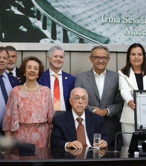 Pediatra Milton Hênio recebe a comenda Tavares Bastos em sessão emocionante