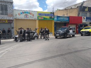 [Vídeo] Motorista colide e atira em pneu de viatura durante perseguição policial em Arapiraca