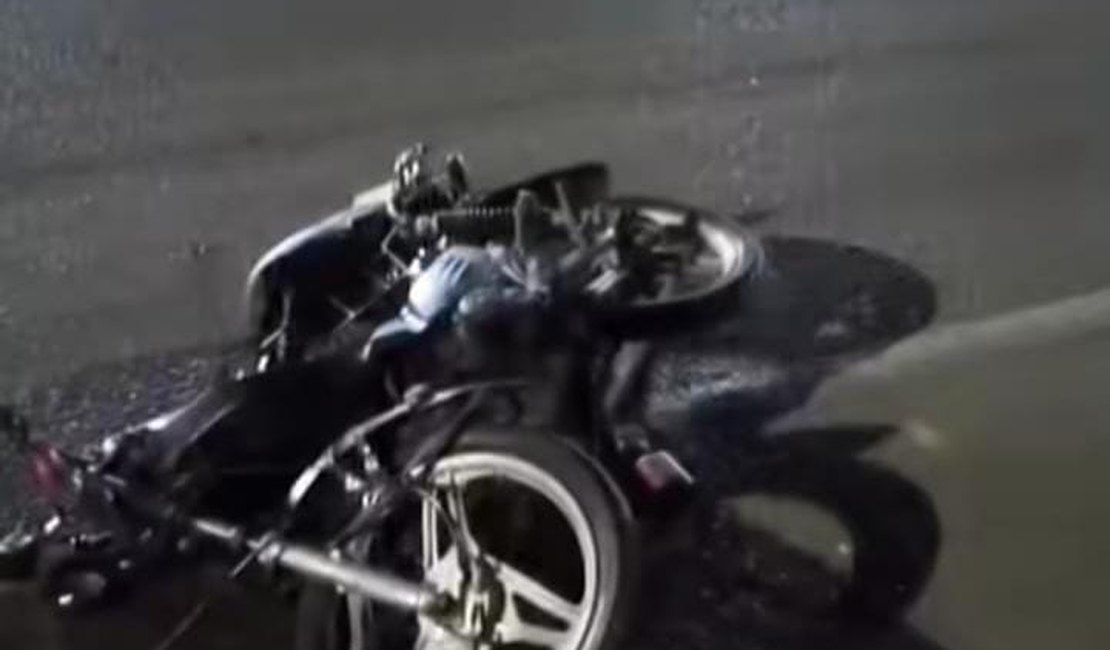 Colisão entre carro e moto deixa homem ferido na AL-101 Norte em Paripueira