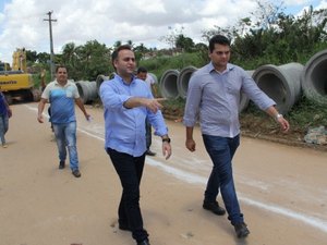 Yale Fernandes vistoria obras de pavimentação em Arapiraca