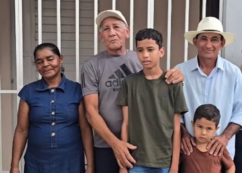 População refaz casa destruída por fogo, que prefeito prometeu reconstruir