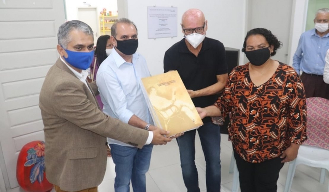 Governo de AL entrega coleções do Jornal Correio da Pedra em Delmiro Gouveia