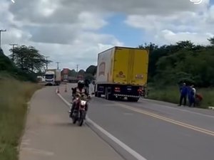 Ciclista morre após acidente com caminhão na BR-316, em Palmeira dos Índios