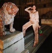 Bruna Marquezine passeia na rua com pijama chique de R$ 2.700 em Veneza