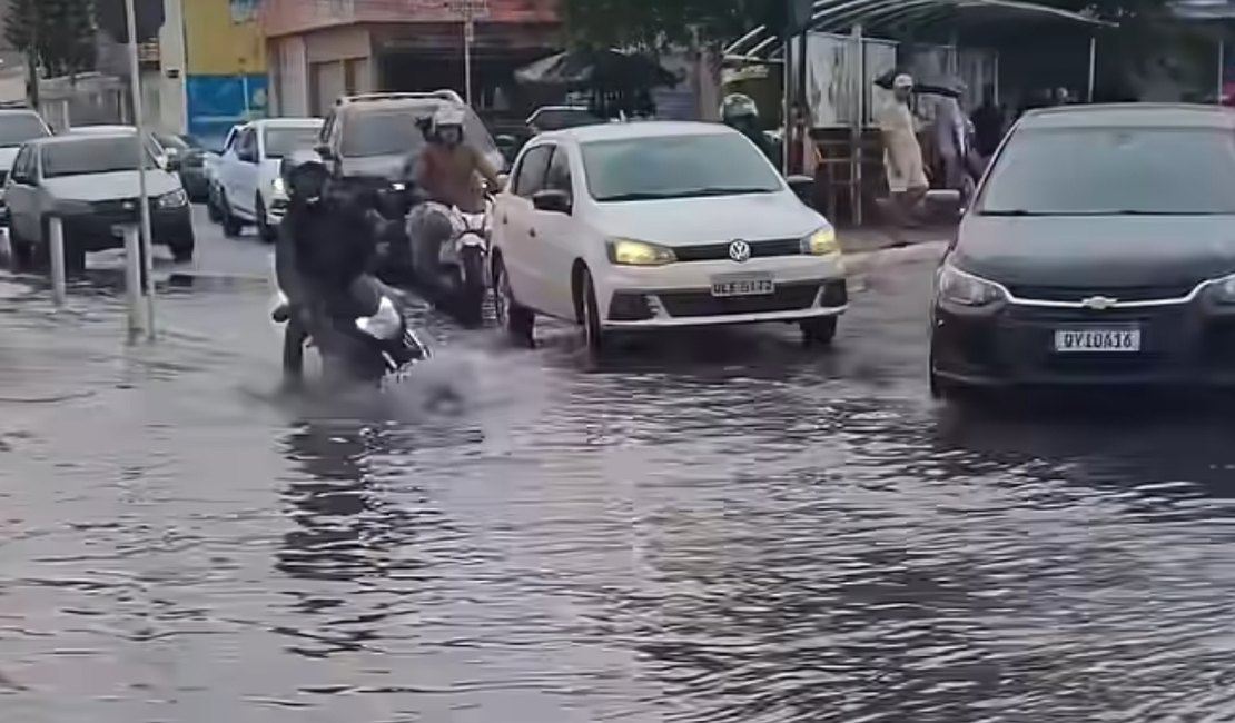 Chuvas fortes provocam alagamentos, trânsito e transtornos no Centro de Arapiraca