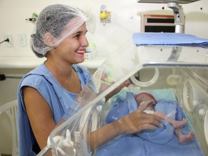 Hospital cria cartilha para incentivar o aleitamento materno