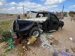 [Vídeo] Duas pessoas ficam feridas após motorista perder o controle da direção e colidir em poste em Palmeira