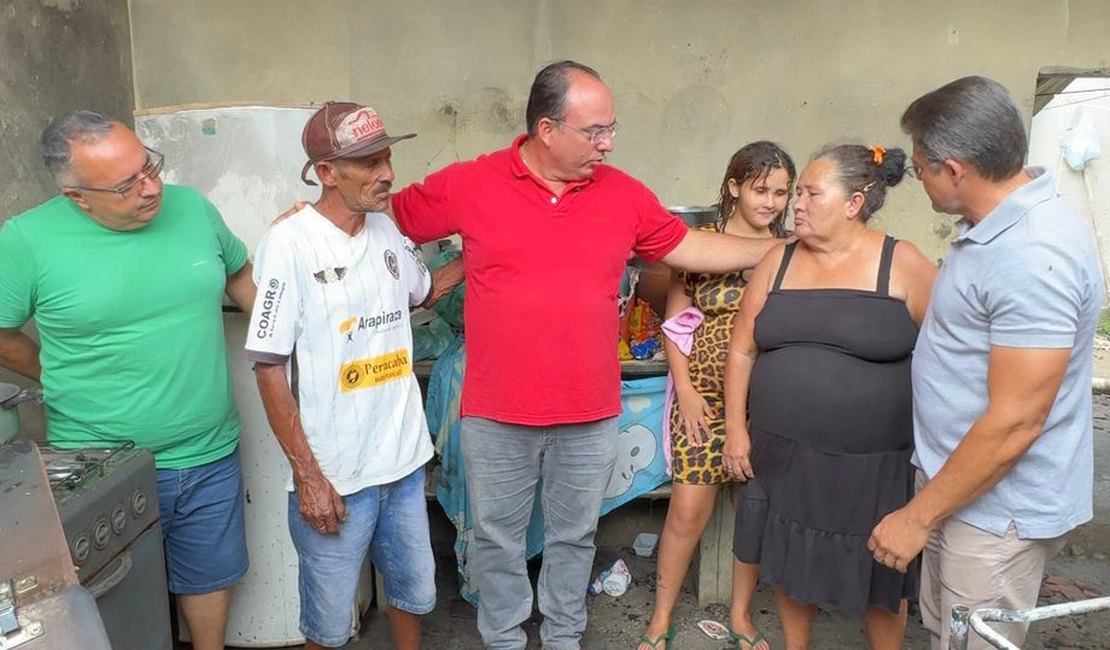 Prefeito Leandro Silva presta apoio à família de seu Luiz após incêndio no Retiro