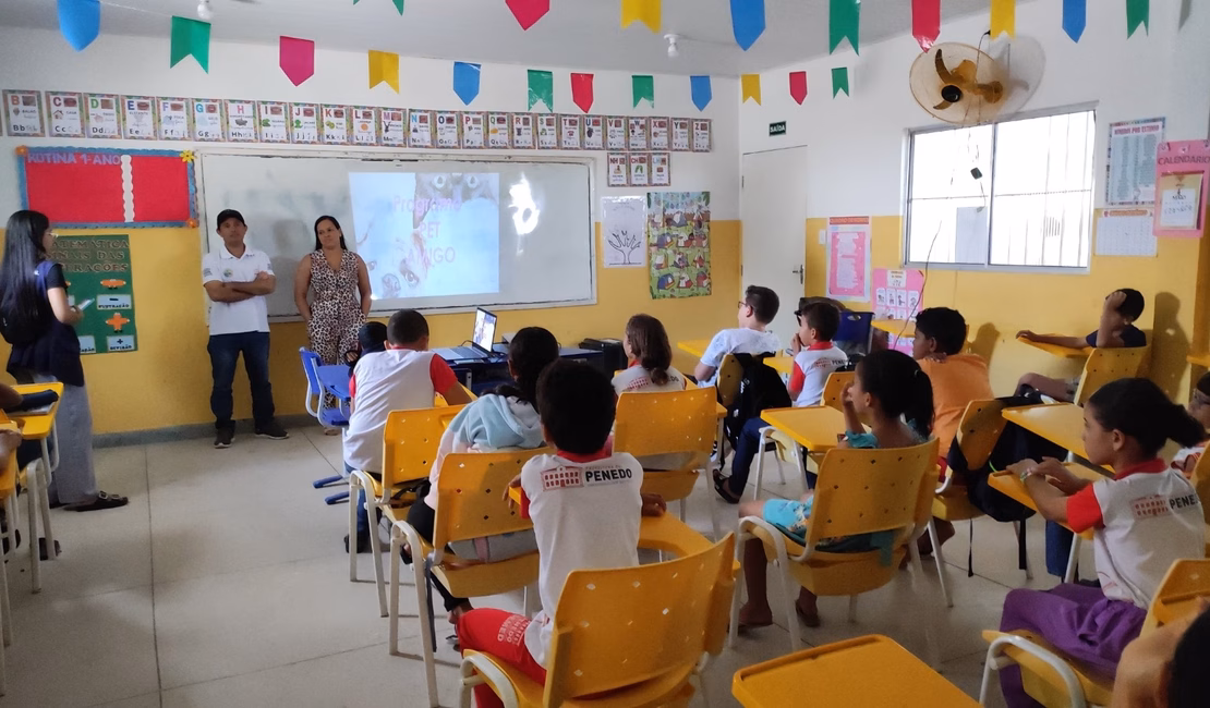 Programa Pet Amigo leva informação para estudantes de Penedo sobre cuidados com animais