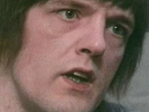 Assassino preso em caixa de vidro há 47 anos faz promessa assustadora