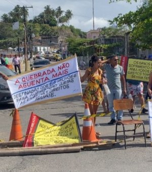 [Vídeo] Moradores protestam contra falta de investimentos na comunidade da Quebrada