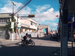 [Vídeo] Semáforo no Centro de Arapiraca apresenta instabilidade