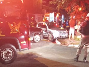 Colisão entre carros deixa homem ferido em cruzamento da Av. Amélia Rosa