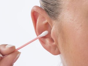Por que você deveria parar de cutucar seus ouvidos com cotonete