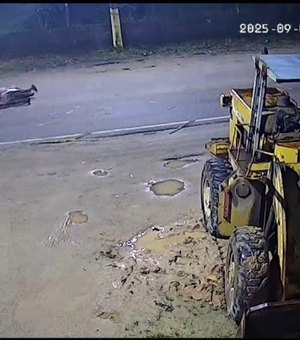 [Vídeo] Motociclista colide com a traseira de carro e cai na pista no município de Matriz de Camaragibe