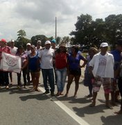 Trabalhadores sem-terra protestam contra reintegração de posse na BR-101
