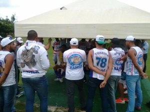 Integrantes de organizada do Bahia se reúnem com os atletas e cobram resultados 
