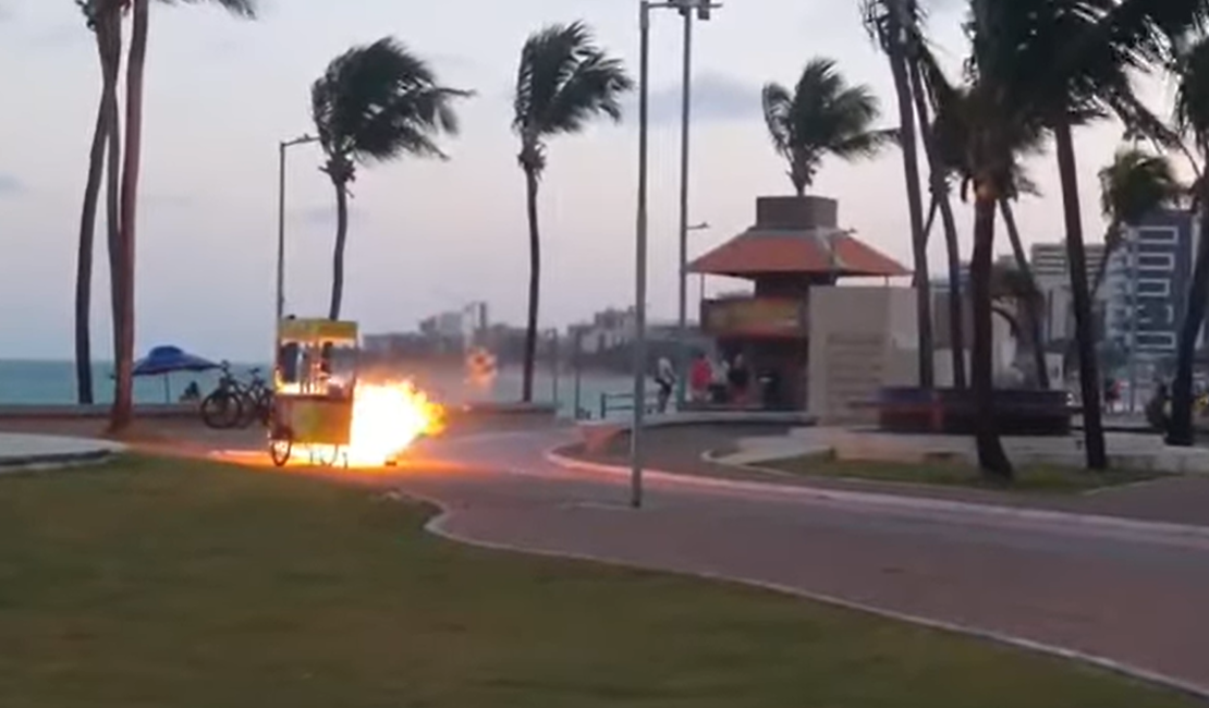[Vídeo] Carrinho de churros pega fogo e assusta transeuntes na orla da Jatiúca