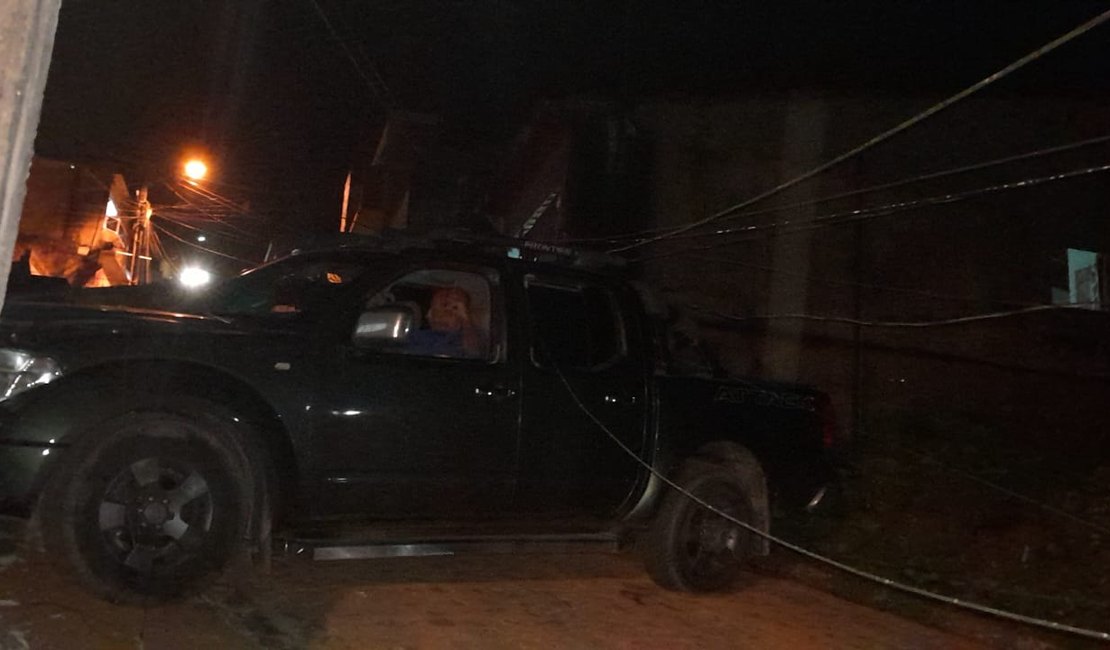 Caminhonete derruba poste em ladeira de Porto Calvo