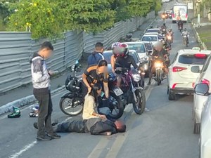 Óleo na pista provoca acidente e motociclista fica ferido no Bebedouro