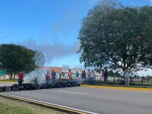 Terceirizados fecham acesso ao Aeroporto Zumbi dos Palmares por salários atrasados