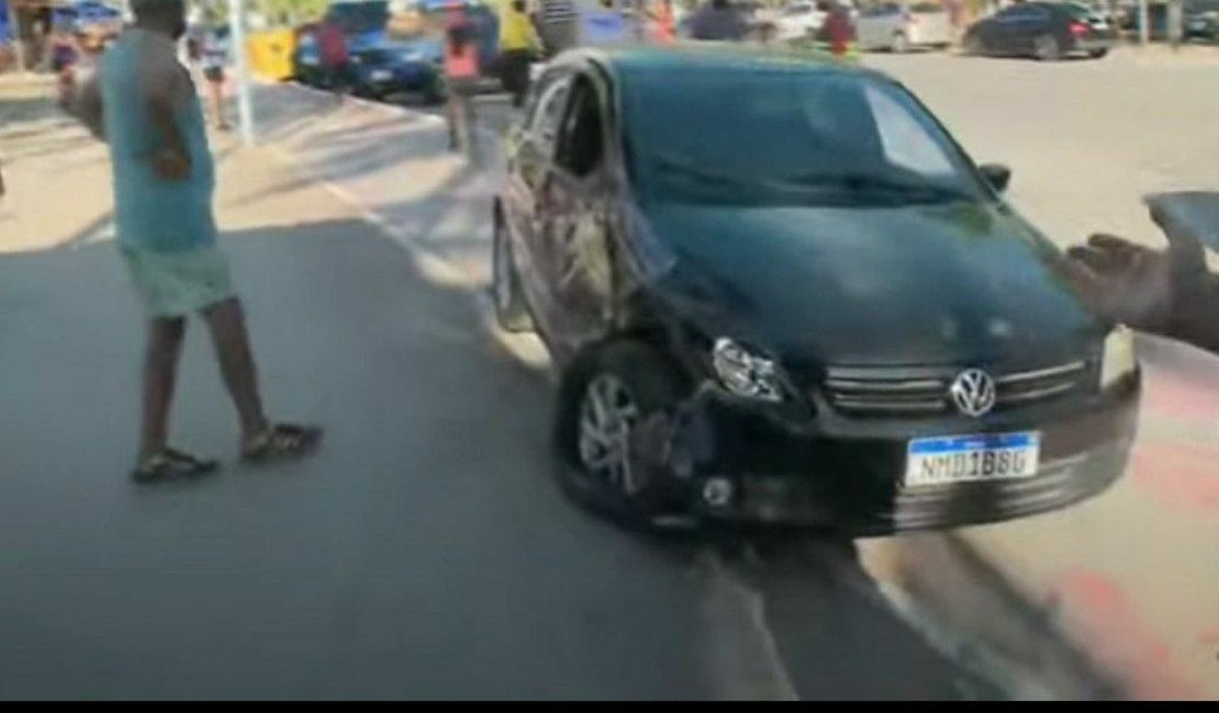 Motorista embriagado bate em dois veículos na orla de Ponta Verde