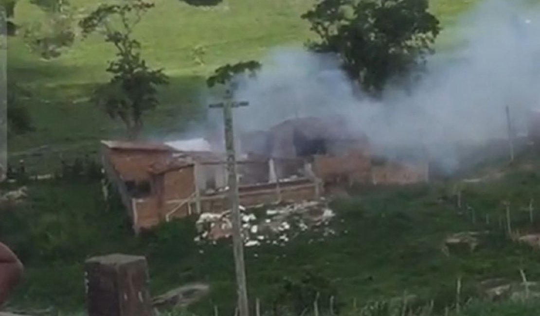 Explosão em fábrica de fogos deixa pessoa ferida em Ibateguara