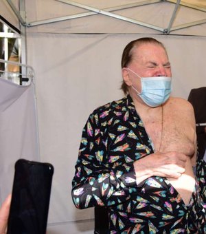 Silvio Santos, de pijama, toma vacina contra Covid-19 e reação diverte a web