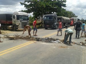 Moradores fazem protesto e interditam rodovia AL 115 , em Arapiraca