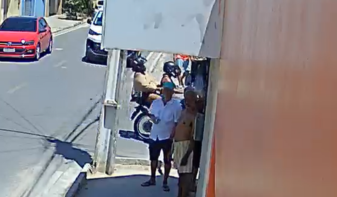 Vídeo mostra momentos antes do acidente que matou duas jovens em Arapiraca; garupa quase cai