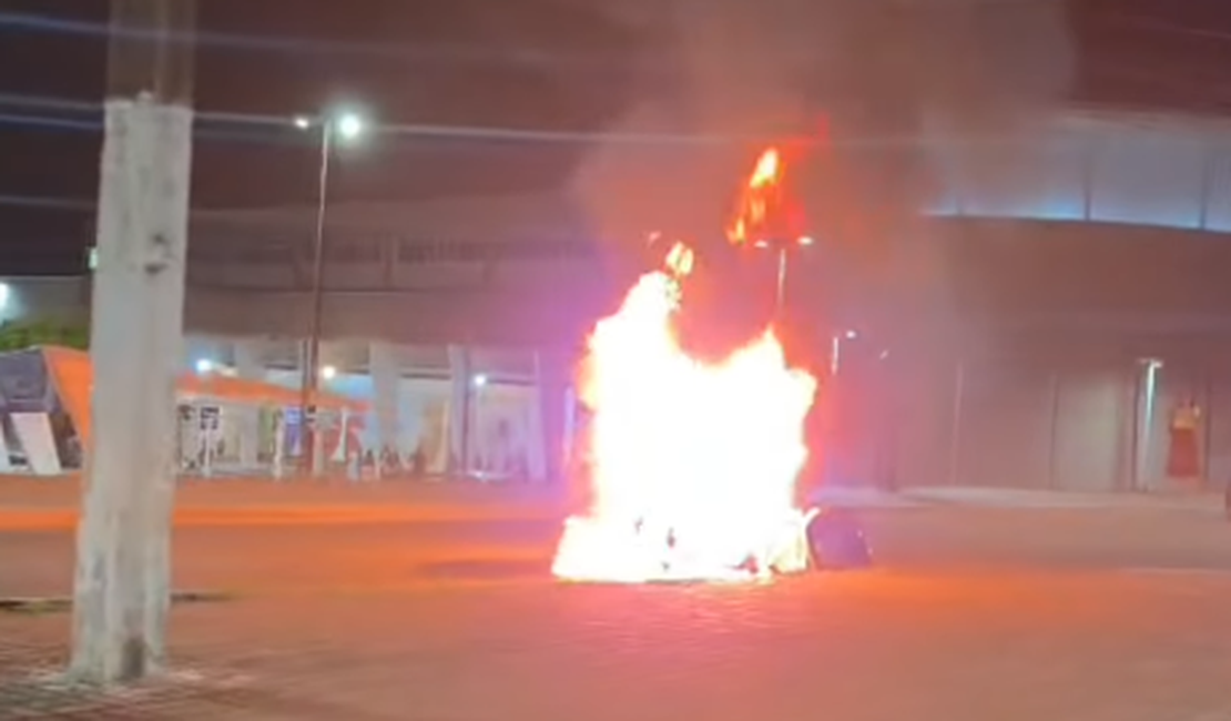 Moto pega fogo em frente a shopping no Benedito Bentes, em Maceió
