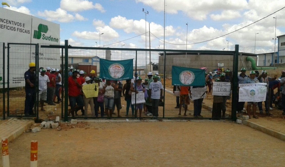 Integrantes do MLTS realizam protesto em frente a nova Adutora do Agreste