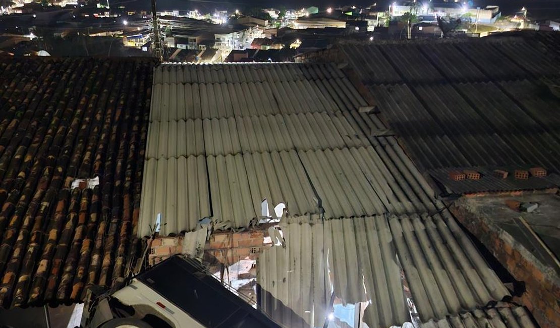 Carro cai em telhado de residência em São Luís do Quitunde