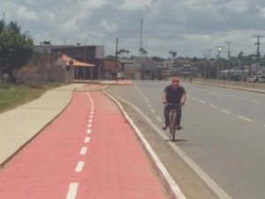 [Vídeo] Ciclistas cobram reparos em ciclovia da AL 110 e se arriscam na rodovia