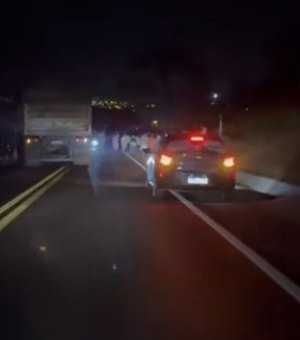 Colisão entre carreta e carro deixa vítima gravemente ferida no Sertão de AL