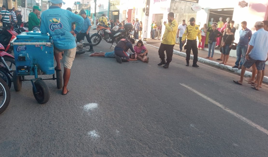 [Vídeo] Mulher é atropelada ao tentar atravessar a rua e motociclista fica gravemente ferido