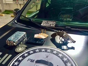 Jovem tenta fugir mas é preso com maconha dentro de sacola