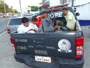 Quatro homens são presos com grande quantidade de drogas e um revólver