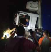 Colisão entre caminhões deixa motorista preso às ferragens em Novo Lino