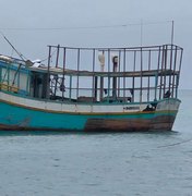 Marinha mantém guarda e estuda retirada de hélice de navio localizada no mar de Maragogi
