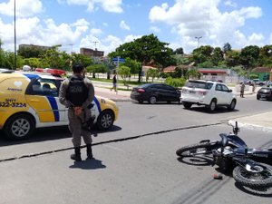 Colisão entre carro e moto deixa mulher ferida em cruzamento de Arapiraca