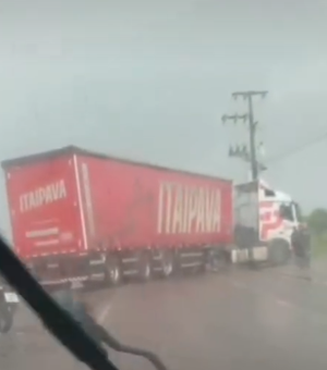 Motociclista escapa por pouco de ser atingido por caminhão na AL-220
