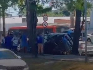 Carro tomba em acidente registrado na Avenida Fernandes Lima