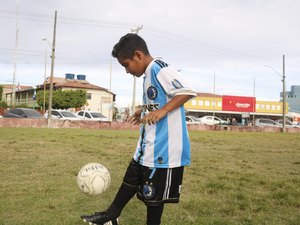 Garoto de Maragogi sonha se tornar jogador de futebol
