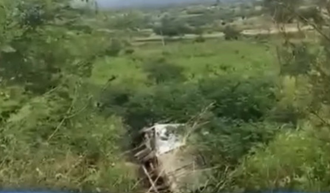 Motorista fica ferido após caminhão capotar na Serra das Pias, em Palmeira