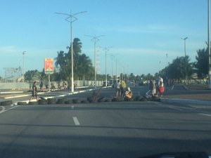 Ambulantes fecham avenida em protesto ao cadastro para vendas no Maceió Verão